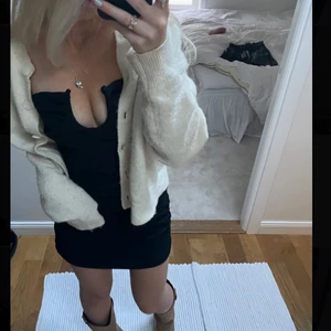 Svart klänning - så snygg klänning ifrån zara, använd en gång❤️ går att ha både med och utan band, sitter så snyggt!!frakt ingår ej