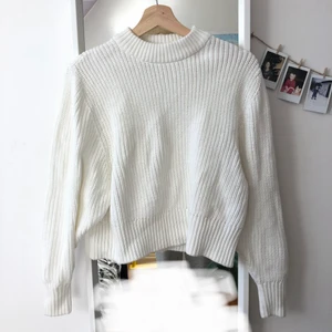 Stickad vit tröja  - Stickad vit tröja från Monki, helt oanvänd och i nyskick. Storlek XS men något oversize så passar även en S. Perfekta tröjan, passar till allt!