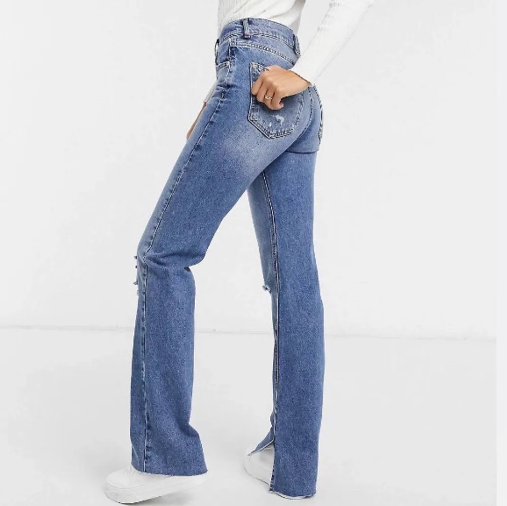 Intressekoll på dessa snygga jeans från pull&bear, raka med slits i storlek 38💕💕 skriv till mig vid intresse🥰. Jeans & Byxor.