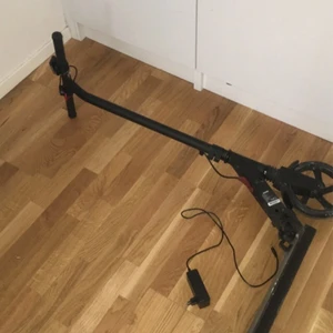 Elscooter  - Tjena säljer en el scooter pga ska köpa en annan. Funkar bra inga fel förutom att en grej har ramlat av men har tejpat så det är inga fel (kan visa vad jag menar, det är bara att skriva) använd några gånger under en kort period. värd 2500 kr som ni ser men säljer för 1000 kr. Laddare ingår. Kör ungefär 20 km och batteriet räcker några timmar. Tar inte mer än 2-3 timmar att ladda den. Skriv för mer information och intresse. 8/10 poäng 