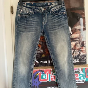 Miss me jeans - Super snygga miss me jeans!! skinny och lågmidjade!! Storlek 29 skulle gissa att dom passar 34/liten 36? Frakt 66kr annars så möts jag i Stockholm 💌