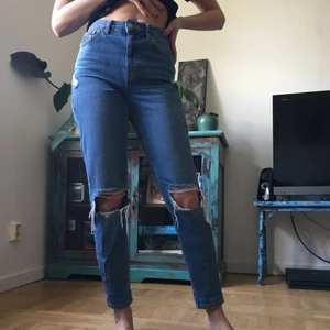 Mom jeans w26 - Snygga Mom jeans från topshop med rips på bla knäna. Helt oanvända. Strl 26/32 och något kortare i modellen. Frakt tillkommer ✨