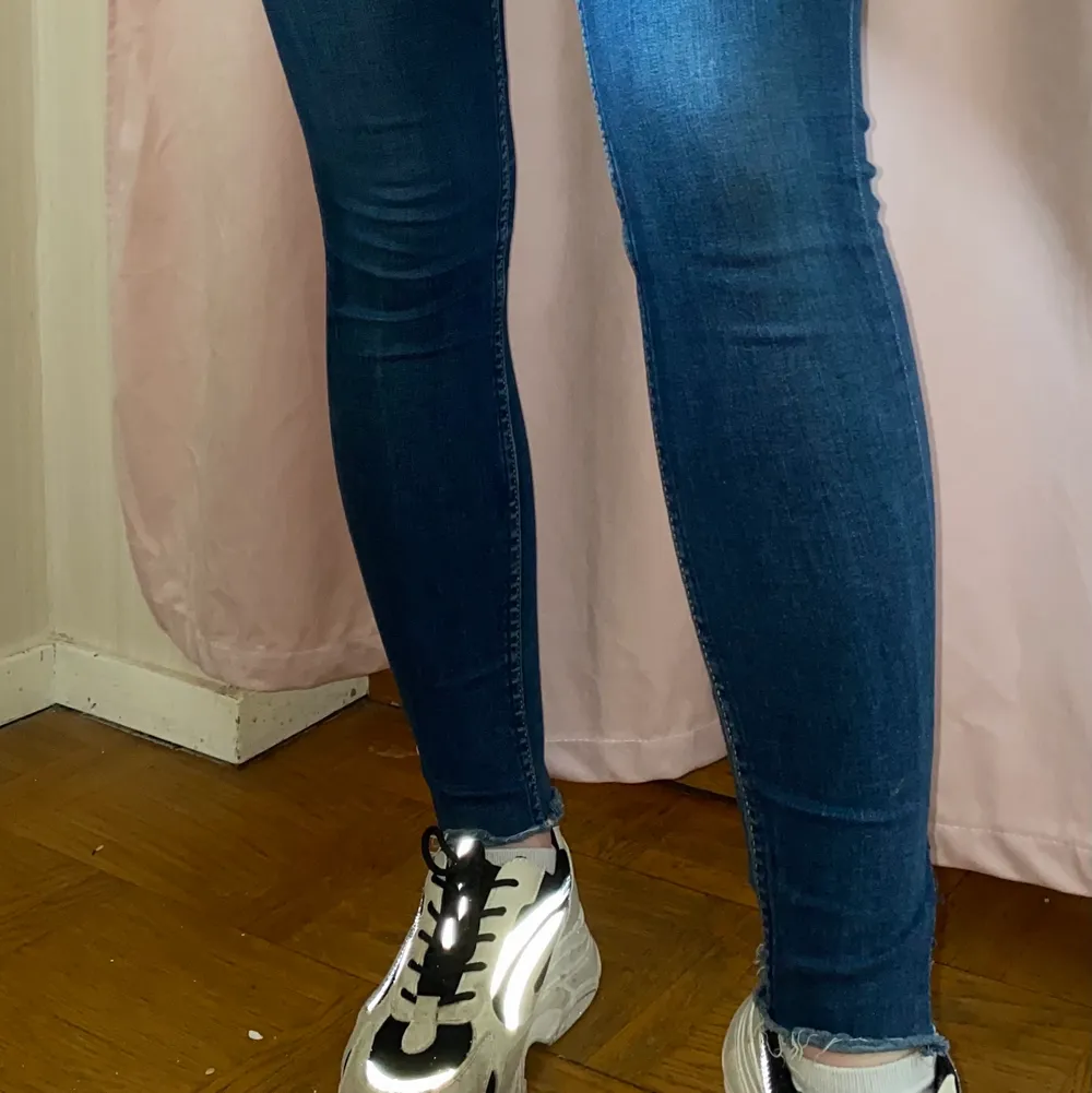 Blåa jeans i väldigt fint skick, dom har en slit vid benen på utsidan och slitning längst ner, väldigt stretchiga, storlek XXS men passar till och med till dom med S. Jeans & Byxor.