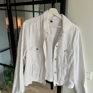 Vit jeans jacka stl M - As snygg nu till sommaren men använder aldrig tyvärr💞