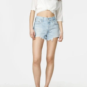 Levis Shorts - Populära shorts från Levis i storlek W27 (ca 36). Använda endast 1 gång så helt i nyskick. Frakt tillkommer☺️