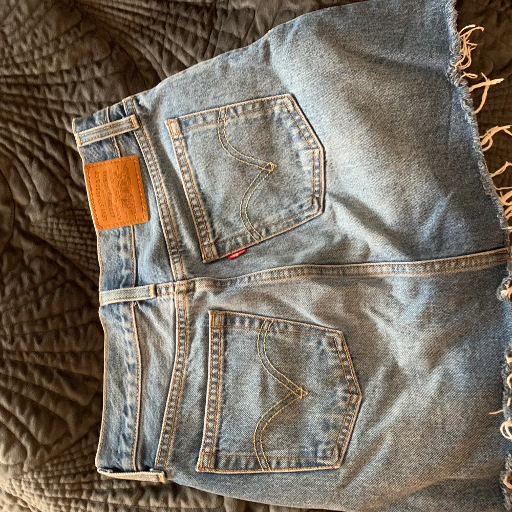 En jeanskjol ifrån levis. Helt ny, aldrig använd. Denna är så fin men är kommer inte av användning av mig tyvärr. Pris kan diskuteras.. Kjolar.