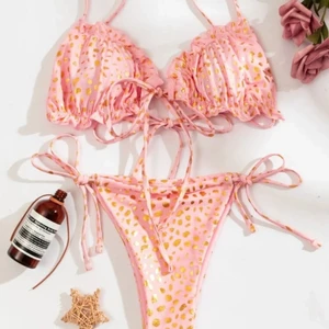 Rosa bikini från Shein - Supersöt rosa bikini med guldiga prickar, storlek S men reglerbar så passar de flesta. Aldrig använd, hygienskydd kvar. Köparen står för frakt💞
