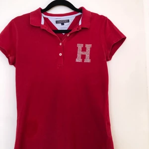 Tommy Hilfiger Pikétröja strl Xs - Knappt använd Pikétröja från Tommy Hilfiger i strl Xs. Tröjan är i fint skick och den är använd max 2 gånger. På bilden ser det ut som en fläck till vänster där nere men det är endast vatten. Är man osäker kan jag skicka fler bilder. 