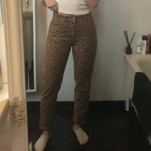 Leopard mom jeans - Jeans ifrån Gina med leopard tryck. Det är samma modell som deras andra mom jeans. Storlek 40 men passar även en storlek 38 bra. Bara använda ett fåtal gånger så det är fortfarande i väldigt fint skick! Man får bra rumpa i dom. Köpare står för frakt och köpt är köpt!🤎 svårt att få med färgen på bild så skulle säga att det är lite av en blandning av alla bilderna i färg.