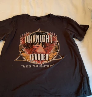 En T-shirt från Gina storlek S passar även bra till Xs - Väldigt bra Skick, passar perfekt nu under sommaren med ett par Svarta cykelbyxor. Inte använt många gånger. Den är trendig!