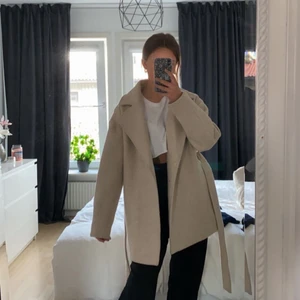 Beige kappa - Säljer denna beiga kappa då jag inte använder den!! Använd fåtal ggr och den ör köpt i jan🤍🤍