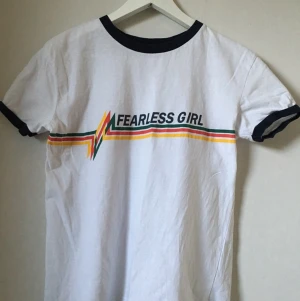 T-shirt  - Thrifty t-shirt från pull and bear 🐻 🌈 sparsamt använd, storlek S