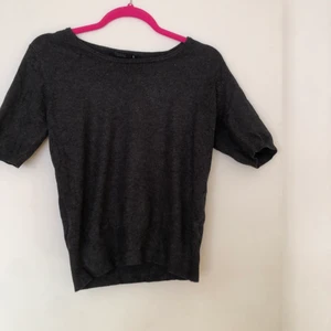 Fin och bekväm tröja strl S - Jättefin och bekväm tröja i Strl S. Ärmarna går ner ungefär till armbågen. Möts i Göteborg eller fraktar då köparen står för frakten.