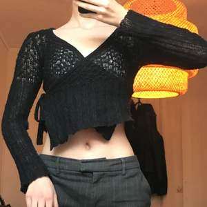 Svart liten tröja - Stickad fin svart liten tröja som knyts i midjan. Fint skick, fraktar och möts :)