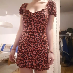 Klänning i leopardmönster  - Jättefin klänning från Pull&Bear. Använt några fåtal gånger, är i fint skick! Storlek 36.  Frakt tillkommer! 