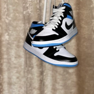 Air Jordan 1 Mid University Blue - Jordan 1 Mid University Blue. Storlekar: 37.5, 38, 38.5, 39