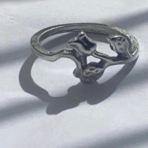 Ros-ring  - Ros-ringen den är ca 6-7 cm runt om Ringen! Passar till både tjejer och killar!! Skriv till mig här på plick om du är intresserad! (Skickas inom Sverige) frakt: 12kr, betalningar sker via swish  (FINNS BARA 1)