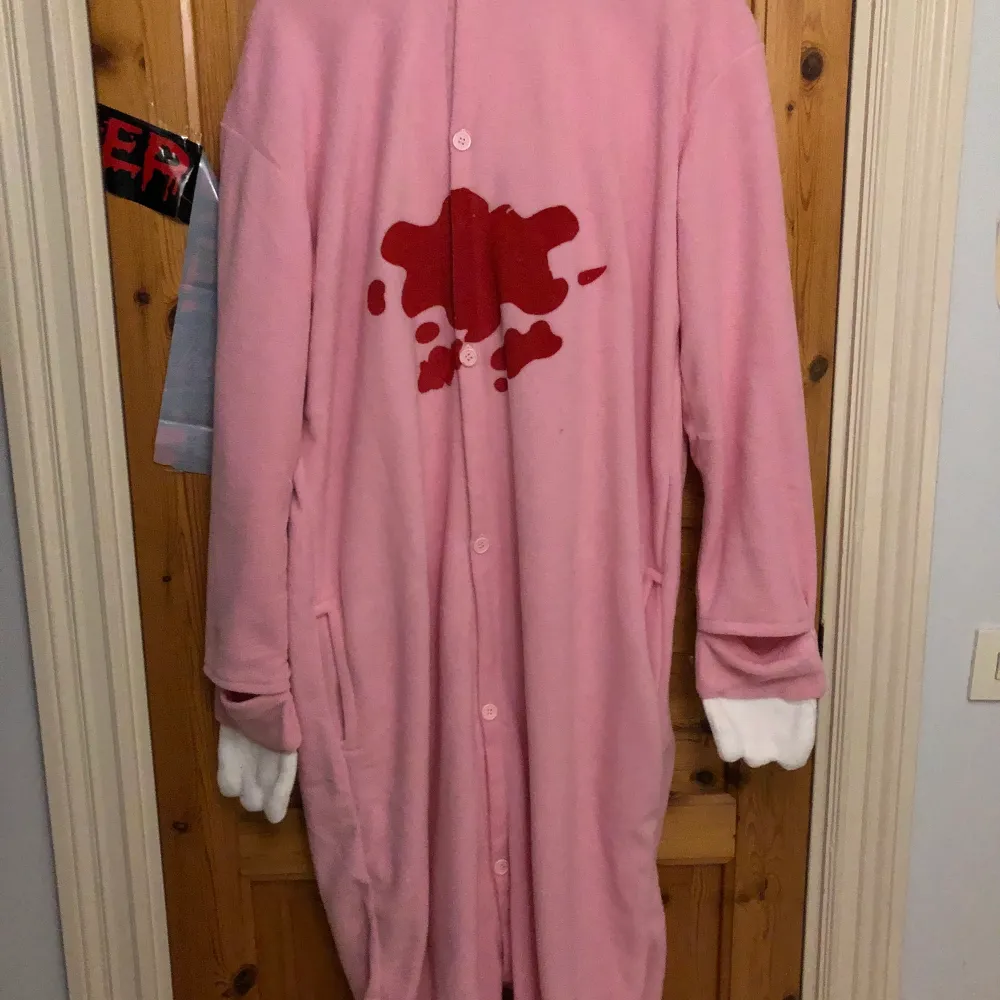 Jätte mysig kigurumi med Gloomy bear! Perfekt kostym eller bara pyjamas, säljer då det inte är min stil längre. Knappt använd!. Övrigt.