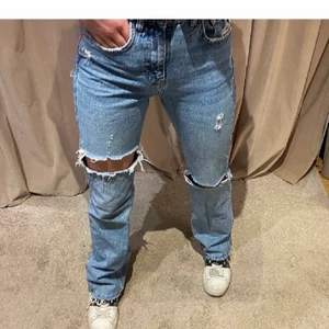 Pull & bear jeans - Säljer nu mina pull & bear jeans i storlek 36 då det ej kommer till anvädning. Jeans är i superskick!! Köpare står för frakt💓💓💓💓. Endast seriösa bud!!!!❌