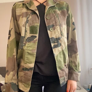 Camouflage jacka - Jättesnygg och trendig, perfekt till sommaren högst bud 850    Buda eller köp direkt 900❤️ en knapp som trillat av.. därav priset 🌸