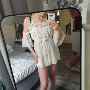 Somrig play-suit xs - Fin, och bekväm playsuit. Passar bra för ex skolavslutning. Sitter bra och är sann i storlek. Köptes för 400kr, använts 1 gång. (Fint skick) Kan både skickas och mötas. (Köpare står för frakt osv)