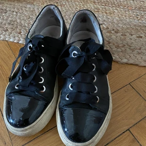 Billibi skor - Säljer ett par BilliBi skor storlek 38, nypris 1899kr. Använda men fortfarande i bra skick. 