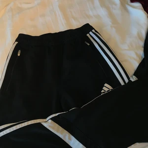 Adidasbyxor - Dom välkända adidasbyxorna i nyskick 😌 har både fickor me dragkedja och även dragkedjor vid fötterna