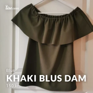 Blus  - Khaki färgad dam blus, som passar perfekt till en gyllene brun solbränna. Öppna axlar. Storlek 8 (34). Otroligt stretchigt tyg, passar även en 36a. Endast använd ett fåtal gånger. Pris 150kr. 