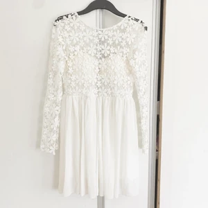 Klänning - Superfin klänning 🤍🤍 Perfekt studentklänning eller skolavslutningsklänning !! 🥰 endast använd 1 gång. Nypris 799kr