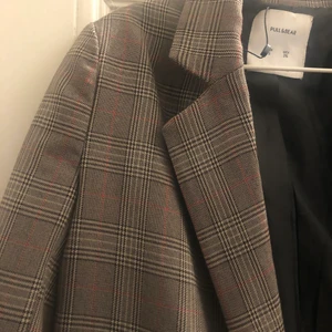 rutig blazer  - använd 1 gång, tyvärr blivit förliten, den e lite brun aktig jätte fin färg str S