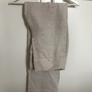 Linnebyxor - Säljer mina linnebyxor som jag aldrig använt då dom är för små, dom är raka i modellen. Storleken är 36 men skulle säga att den är 34-36. (på andra bilden är det en söm, dom är alltså inte trasiga) Skriv för mer info! 