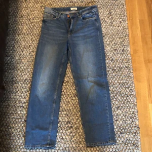 Super fina mom jeans - Säljer dessa super snygga mom jeans då dom tyvärr inte kommer till användning, använda ett fåtal gånger.
