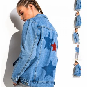 Ljusblå jeansjacka med stjärnor  - Så snygg jeansjacka med stjärnor. Strl M och perfekt till våren ❤️ slutsåld på hemsidan, Frakt står köparen för 🚚  högsta bud: 500kr