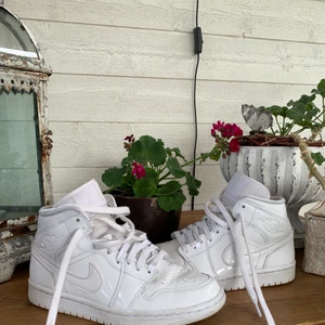 Jordan - !!KÖP DIREKT FÖR 1000kr!!                                                        Sååå snygga vita Jordans i storlek 38. Bra skick men har lite cracks. Har tyvvär inte kvitto eller box, men de är äkta!      800kr eller bud, buda endast ifall du kan betala det du budar.  Högsta bud: 900