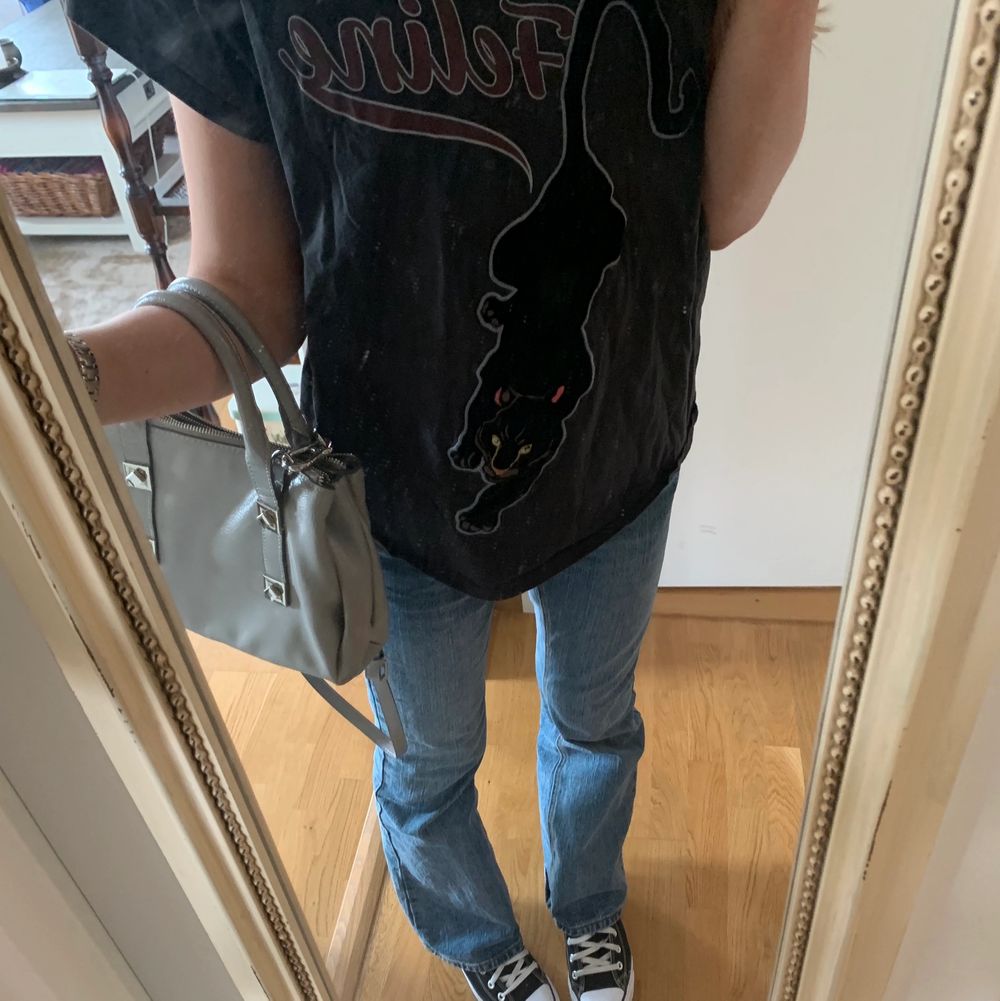 En jĂ€ttefin t-shirt med rockbandsstil dĂ€r de stĂ„r wild feline med en panter! đ€đđ (Pantern har ett sammetsmaterial! đ) AnvĂ€nde den för cirka 2-3 Ă„r sedan ksk 3 ggr totalt men Ă€nda sedan dess har den legat i min garderob och inte blivit anvĂ€nd :( âĄïžđ Storlek S men passar Ă€ven M!. T-shirts.