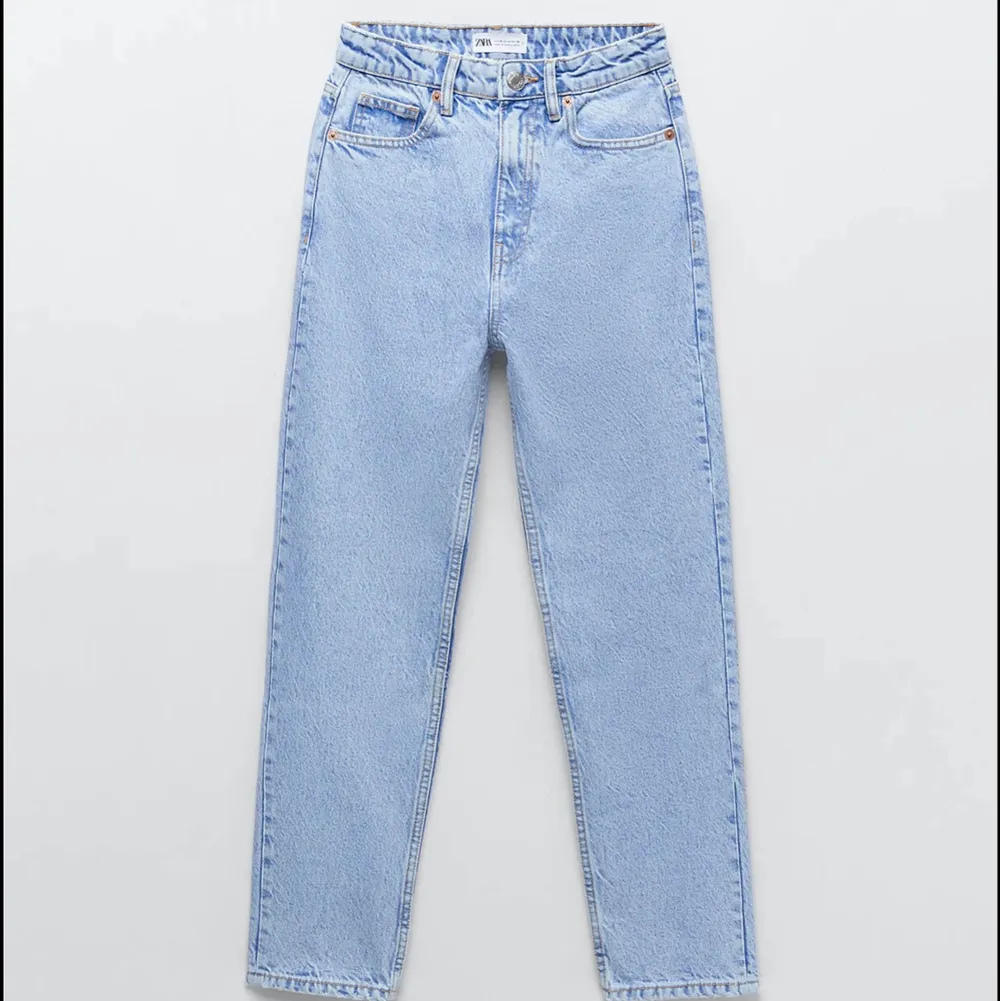 Super fina Ljus blåa mom jeans från zara. I nyskick 100 kr + frakt . Jeans & Byxor.