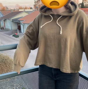 Bikbok st S overZize - Overzized militärgrön hoodie från bikbok, fint skick nästan aldrig använd. Mer grön i verkligheten. Kan hämtas 20 min söder om gbg, kan postas köparn står för frakt. Kolla gärna in andra av mina saker. St S passar säkert upp T L 