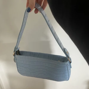 baguette bag  - Super fin väska nu till sommaren🦋 passar så bra till typ allt. Säljer den pga att jag har så många andra väskor så andvänder den inte, så hoppas nån annan får andvändning av den istället😍 frakt ingår!