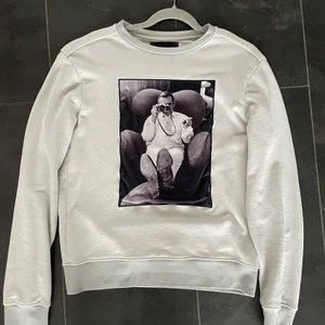 Limitato sweatshirt - En ljusgrå sweatshirt från limitato i väldigt fint skick som bara använts ett fåtal gånger.
