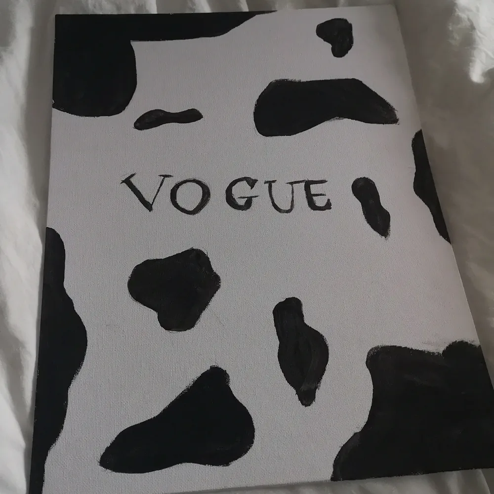En fin Vogue tavla men svarta typ fläckar jätte somrig och fin. Asusteet.