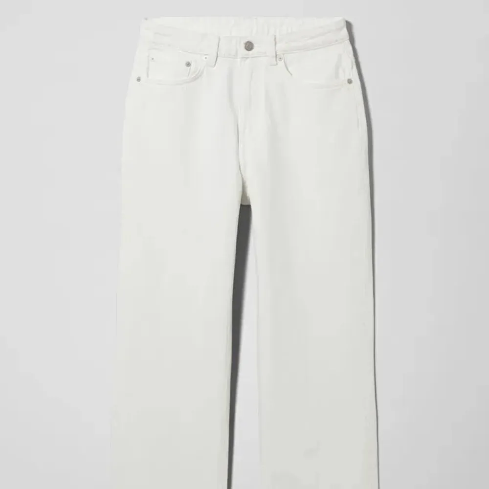 Säljer dessa skit fina, helt oanvända jeans från weekday. Vita och så fina till sommaren. Storlek 26/30💕💕. Jeans & Byxor.