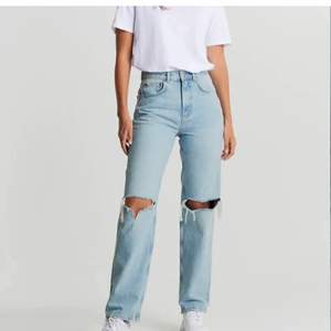 Säljer dessa fina jeans i storlek 36. De var för stora för mig som är 155 och så petit av mig och jag kan inte lämna tillbaka de då lappen är bortdragen😕 vid snabb affär kan priset diskuteras. Kan mötas upp i Örebro annars kan jag posta dem🤍