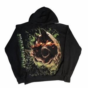 Disturbed - Vintage Hoodie - En av våran coolaste hoodies som är perfekt för en lite mer grunge/publikt stil eller om du bara vill ha ett jäkligt coolt tryck på en Nice hoodie. Köpt på en trifthstore i England