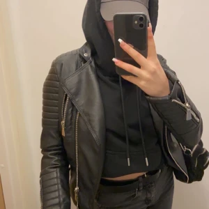Skinn jacka chiquelle  - Säljer nu min skinnjacka för jag har köpt en annan. Bra skick och fin. Den man hänger jackan i har gått sönder men funkar att hänga den på andra sätt. Ny pris 699kr 💞💞 (köparen står för frakten) 