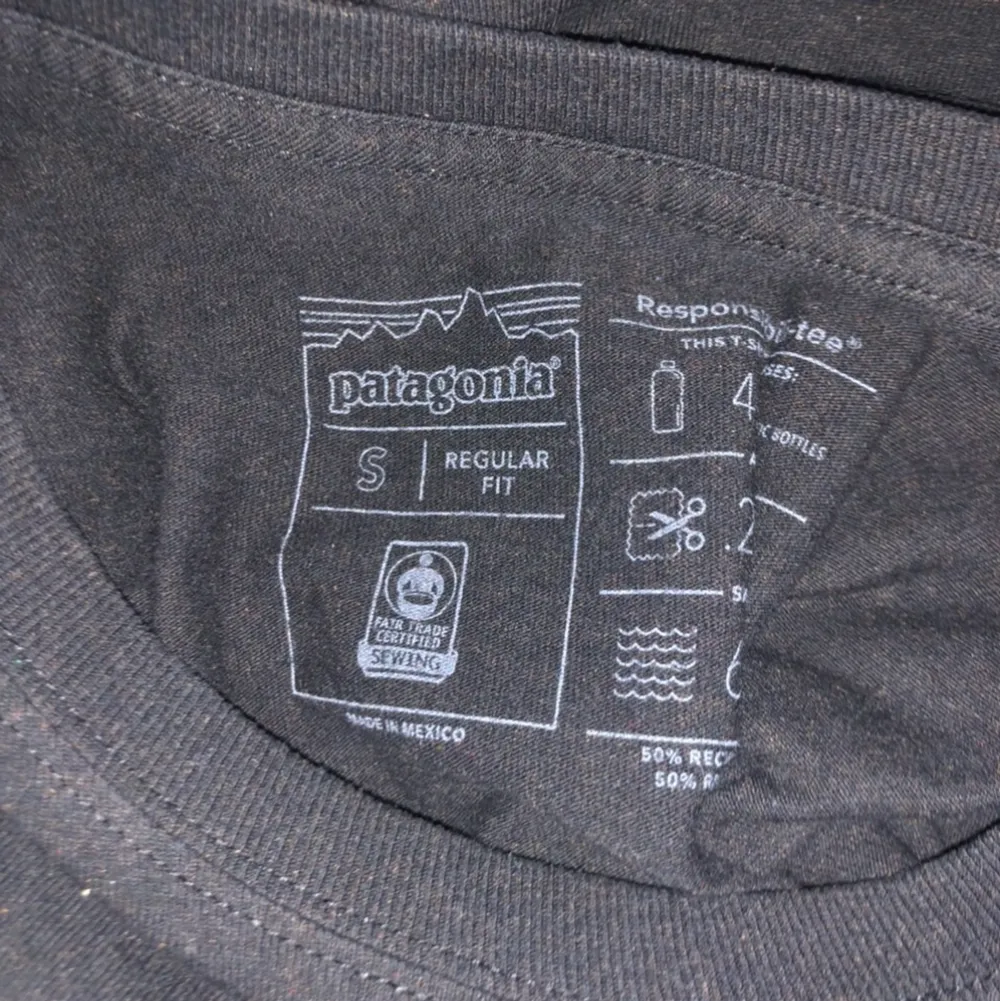 Säljer min tshirt från patagonia med tryck både bak och fram🖤tveka inte att höra av dig om du har någon fråga!. T-shirts.