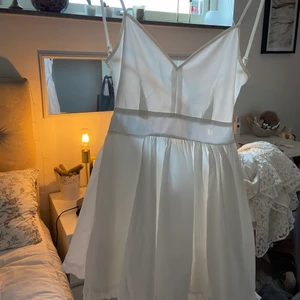Söt vit klänning - Vit klänning, säljer för jag inte får den till användning, fin som studentklänning eller skolavslutningsklänning. Passar de som har XS och S