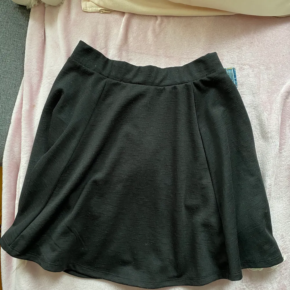 Svart kjol från NewYorker 🖤🖤 de första två bilderna är lånade från newyorker!. Kjolar.