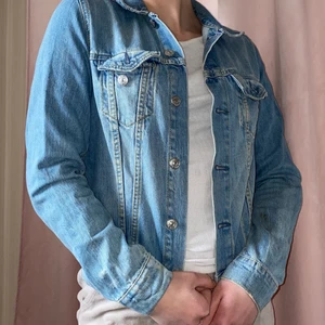 Jeansjacka - En blå jeansjacka i väl använt skick, storlek 36