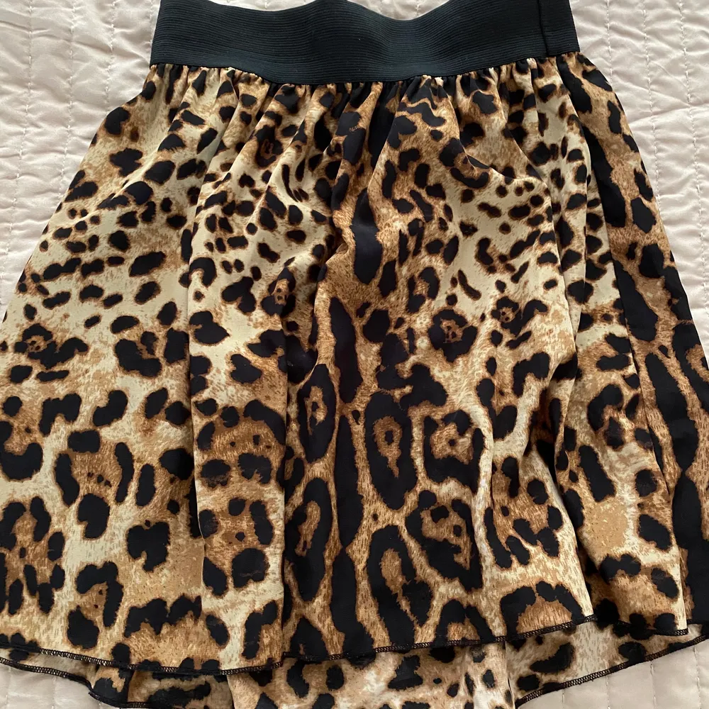 En fin leopard kjol använd endast 1 gång.. Kjolar.