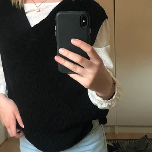 Väst - Stickad väst jag aldrig använt som är helt som ny,den är ganska stor i storleken dock men jag har xs/s och dne funkar för mig men skulle också kunna funka för en m!🥰